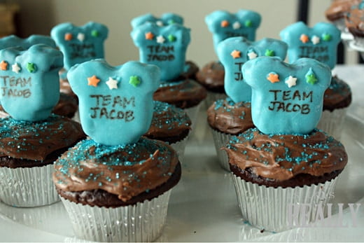 onesie_cake_pop_cupcakes