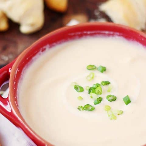 Copycat Cafe Zupas Wisconsin Cauliflower Soup -- Copycat Cafe Zupas Wisconsin cauliflower soup is sure to become one of your family's most requested soups! It's creamy, cheesy and perfect for cold winter nights! | halfscratched.com #recipe #soup