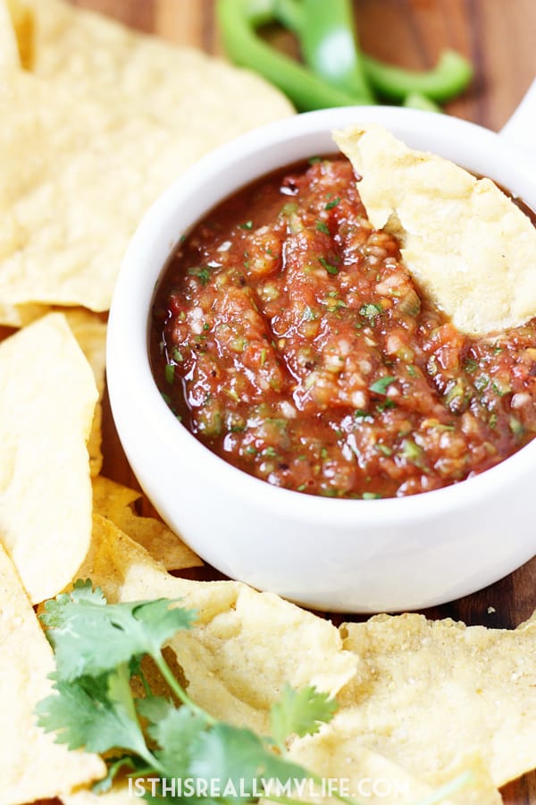 Fire Roasted Salsa Recipe - This fire roasted salsa is one of my all-time favorite homemade salsa recipes and reminiscent of your favorite restaurant salsa! | halfscratched.com