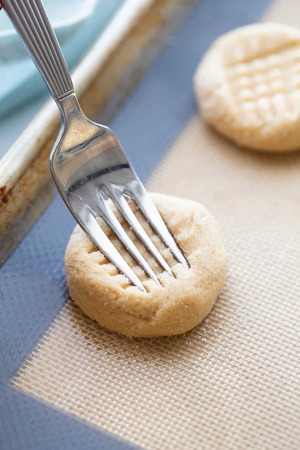 Old-Fashioned Peanut Butter Cookies - Old-fashioned peanut butter cookies are soft, chewy, and oh, so good! Friends and family (and my taste buds) always rave when I bake a batch. #halfscratched #peanutbutter #cookies #cookierecipe #baking #peanutbuttercookies #desserts #sweets #cookies