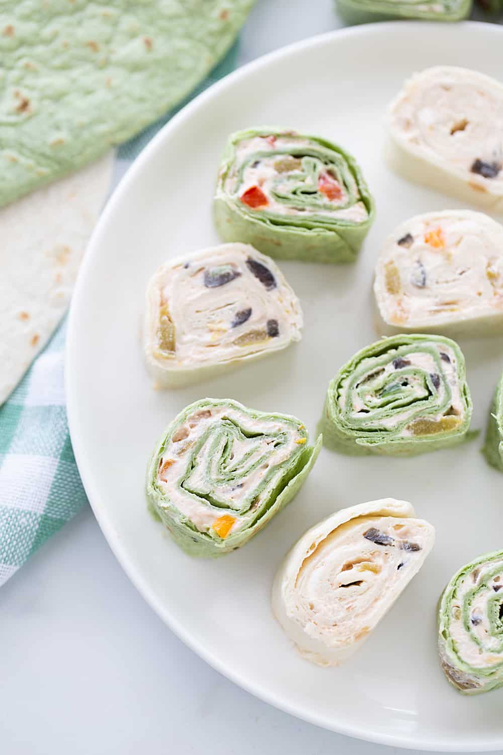 Mexican Pinwheels - Mexican pinwheels are the best appetizer! They're so eays and so flavorful. And even better, you can make them a day ahead! #appetizer #halfscratched #pinwheels #appetizerrecipe #partyfood #easyrecipe #easyappetizer #creamcheese