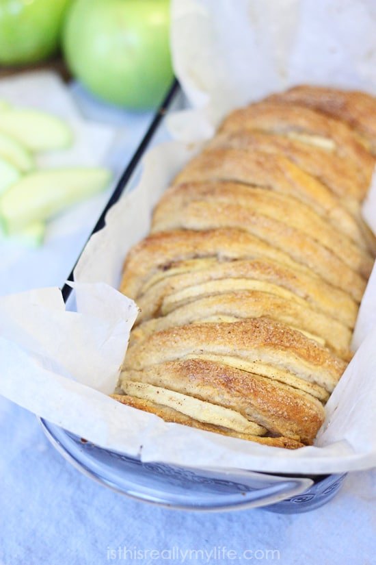 Easy Apple Pull-Apart Bread -- great way to use leftover apple slices from your pies and crostatas!