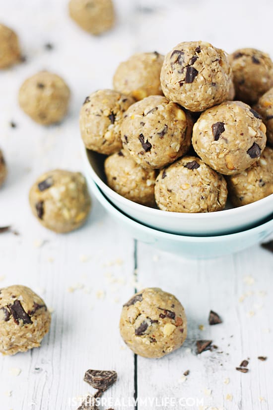 Crunchy Peanut Butter Protein Bites -- These crunchy peanut butter protein bites are some of the easiest and tastiest protein bites (aka protein balls) I have ever made! | halfscratched.com