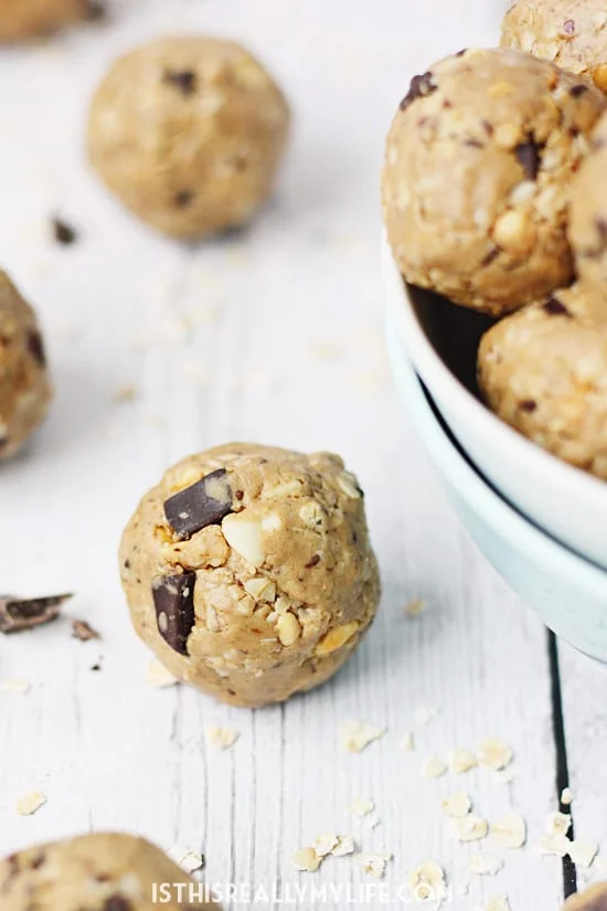 Crunchy Peanut Butter Protein Bites -- These crunchy peanut butter protein bites are some of the easiest and tastiest protein bites (aka protein balls) I have ever made! | halfscratched.com