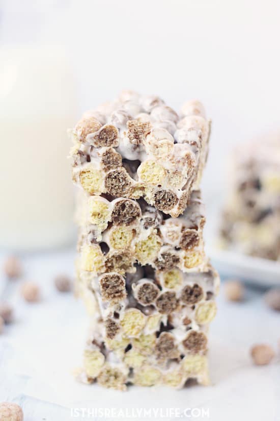 Reeses Puffs Cereal Bars -- Fans of Reeses Puffs cereal will love the chocolaty, peanut buttery, marshmallowy goodness found in these Reeses Puffs cereal bars! | halfscratched.com