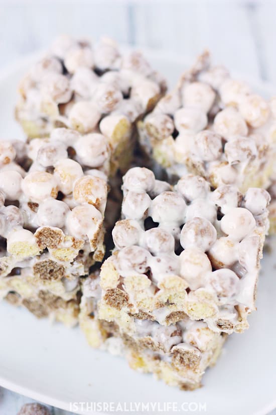 Reeses Puffs Cereal Bars -- Fans of Reeses Puffs cereal will love the chocolaty, peanut buttery, marshmallowy goodness found in these Reeses Puffs cereal bars! | halfscratched.com