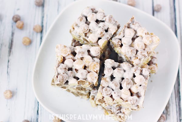 Reeses Puffs Cereal Bars -- Fans of Reeses Puffs cereal will love the chocolaty, peanut buttery, marshmallowy goodness found in these Reeses Puffs cereal bars! | halfscratched.com