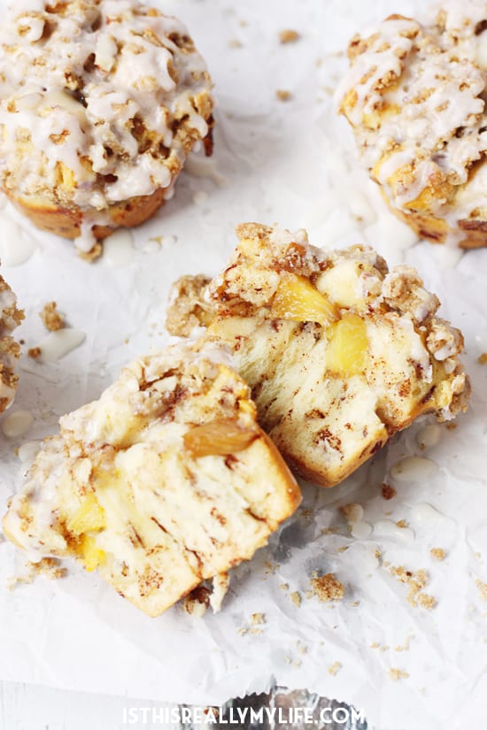 Peach Crisp Monkey Bread Muffins -- These peach crisp monkey bread muffins combine fresh, diced peaches, a delicious crumble topping and cinnamon roll dough for an easy, scrumptious treat! | halfscratched.com