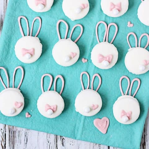 Bunny Bum Oreo Cookies -- These bunny bum Oreo cookies require only four ingredients and less than an hour to make. They are easy, fun and make a great last-minute Easter treat! | halfscratched.com