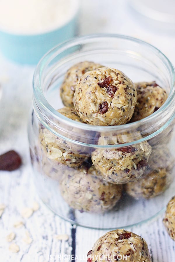 Easy PB&J Protein Balls -- PB&J protein balls are perfect for PB&J lovers looking for a healthy, protein-packed snack thanks to creamy peanut butter and diced dried strawberries. | halfscratched.com