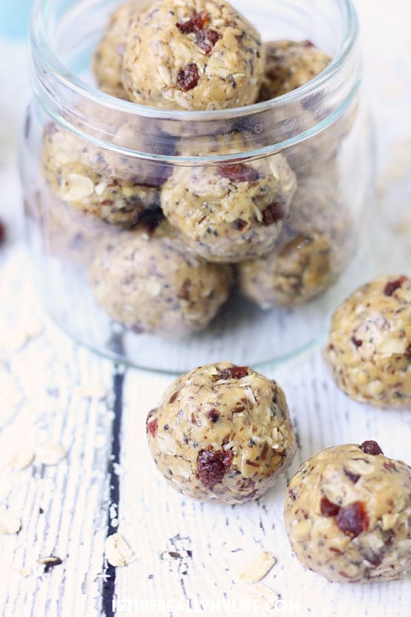 Easy PB&J Protein Balls -- PB&J protein balls are perfect for PB&J lovers looking for a healthy, protein-packed snack thanks to creamy peanut butter and diced dried strawberries. | halfscratched.com