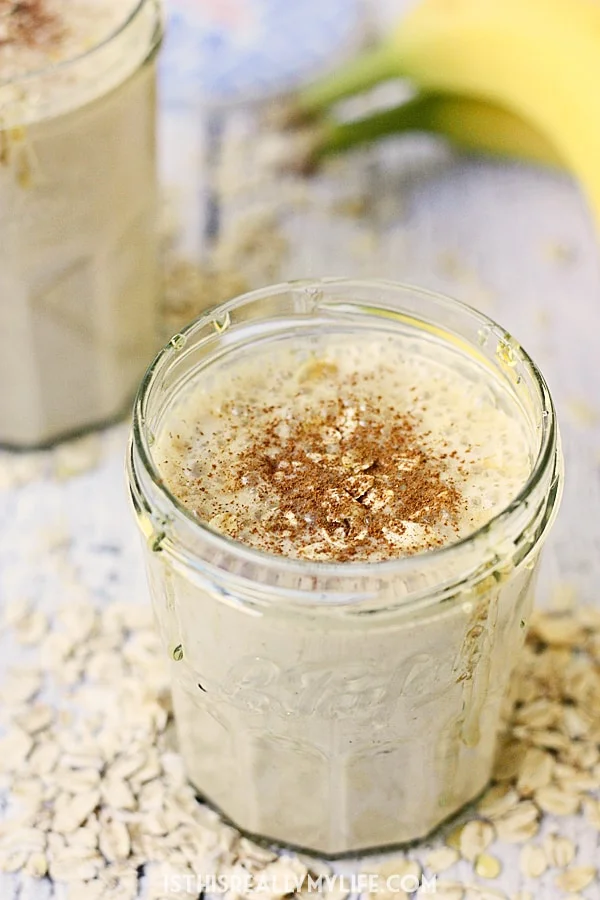 Healthy Oatmeal Peanut Butter Smoothie -- This oatmeal peanut butter smoothie tastes like a delicious oatmeal peanut butter cookie but is a heck of a lot healthier! | halfscratched.com