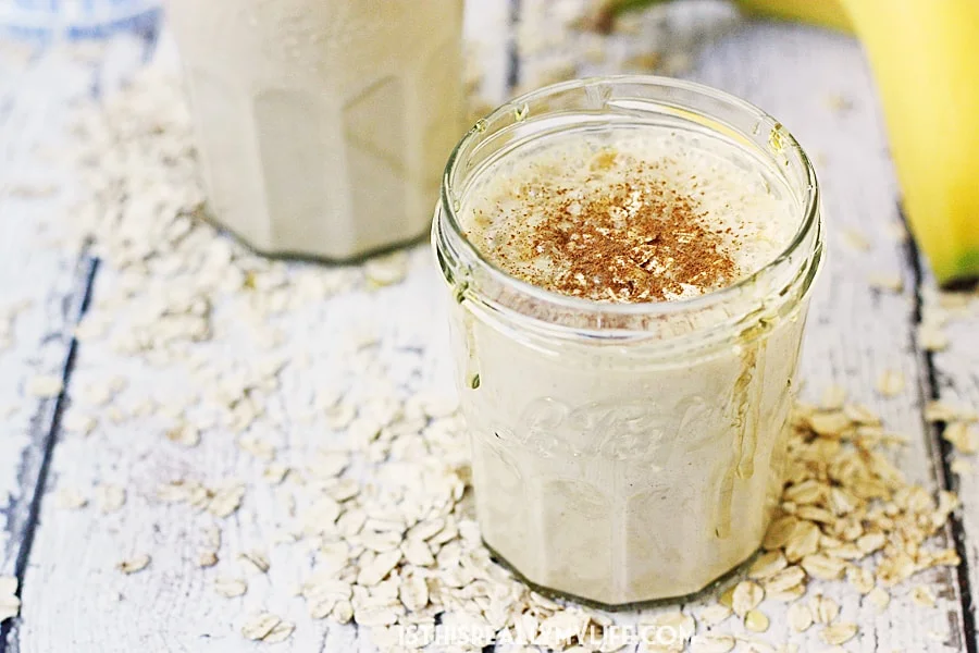 Healthy Oatmeal Peanut Butter Smoothie -- This oatmeal peanut butter smoothie tastes like a delicious oatmeal peanut butter cookie but is a heck of a lot healthier! | halfscratched.com