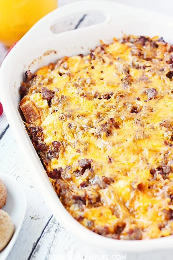 Make-Ahead Breakfast Casserole - Pair this easy make-ahead breakfast casserole with some tasty sides like fresh fruit and bite-size pumpkin bagels for the perfect holiday brunch! | halfscratched.com 