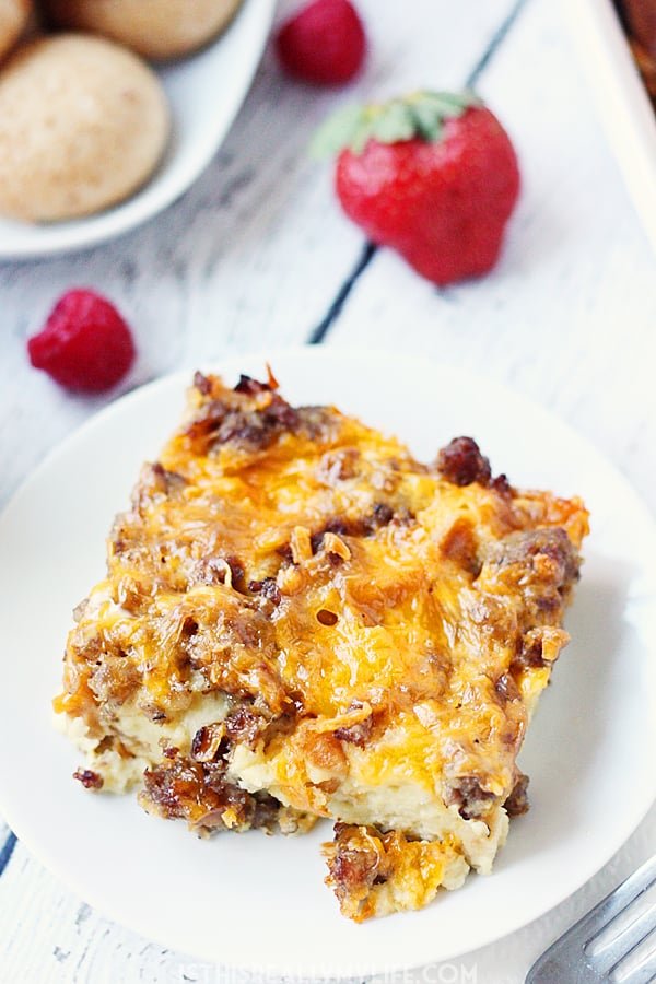 Make-Ahead Breakfast Casserole - Pair this easy make-ahead breakfast casserole with some tasty sides like fresh fruit and bite-size pumpkin bagels for the perfect holiday brunch! | halfscratched.com