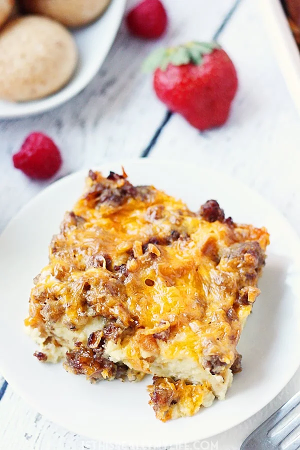 Make-Ahead Breakfast Casserole - Pair this easy make-ahead breakfast casserole with some tasty sides like fresh fruit and bite-size pumpkin bagels for the perfect holiday brunch! | halfscratched.com 