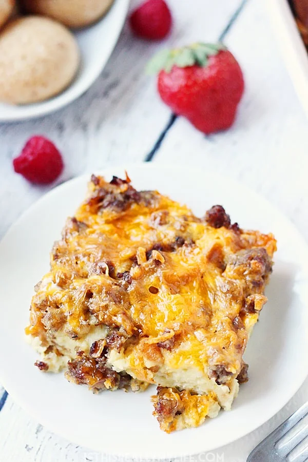 Make-Ahead Breakfast Casserole - Pair this easy make-ahead breakfast casserole with some tasty sides like fresh fruit and bite-size pumpkin bagels for the perfect holiday brunch! | halfscratched.com