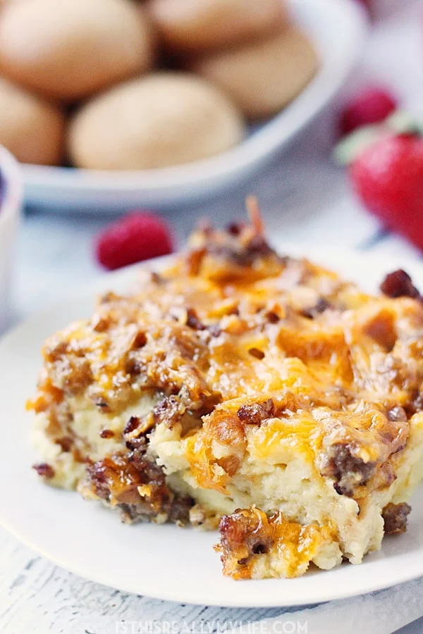 Make-Ahead Breakfast Casserole - Pair this easy make-ahead breakfast casserole with some tasty sides like fresh fruit and bite-size pumpkin bagels for the perfect holiday brunch! | halfscratched.com