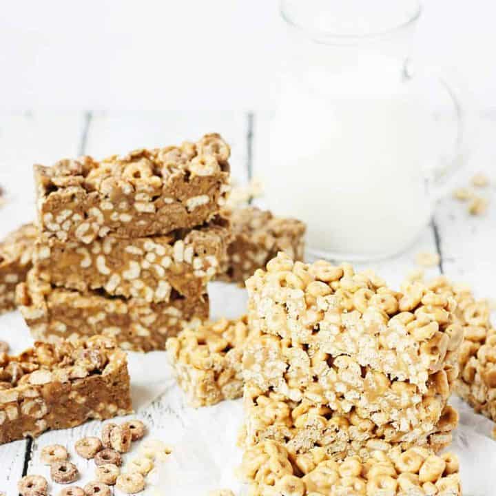 Easy No-Bake Cereal Bars -- Easy no-bake cereal bars take about 5 minutes to make and require only three ingredients: cereal, peanut butter, and honey. Perfect as an on-the-go breakfast or afternoon snack! | #recipes #breakfast