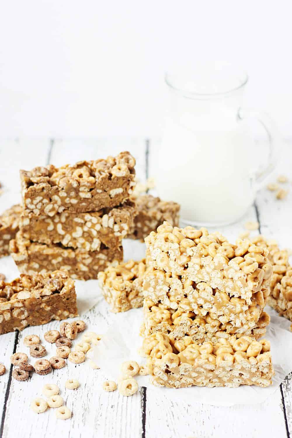 Easy No-Bake Cereal Bars -- Easy no-bake cereal bars take about 5 minutes to make and require only three ingredients: cereal, peanut butter, and honey. Perfect as an on-the-go breakfast or afternoon snack! | #recipes #breakfast