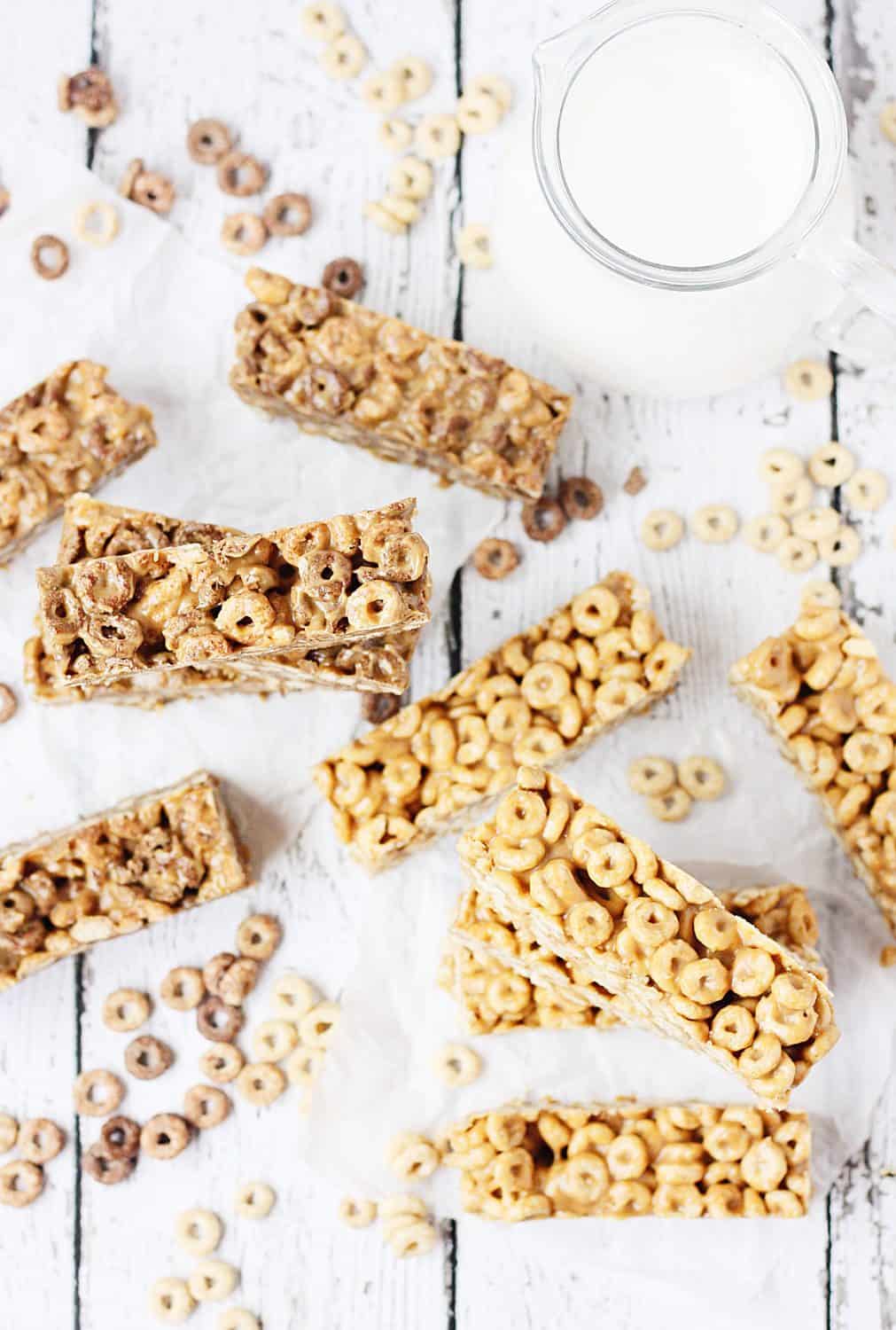 Easy No-Bake Cereal Bars -- Easy no-bake cereal bars take about 5 minutes to make and require only three ingredients: cereal, peanut butter, and honey. Perfect as an on-the-go breakfast or afternoon snack! | #recipes #breakfast