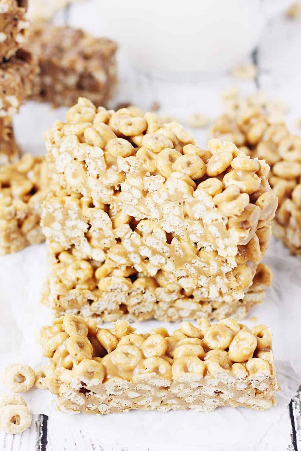 Easy No-Bake Cereal Bars -- Easy no-bake cereal bars take about 5 minutes to make and require only three ingredients: cereal, peanut butter, and honey. Perfect as an on-the-go breakfast or afternoon snack! | #recipes #breakfast