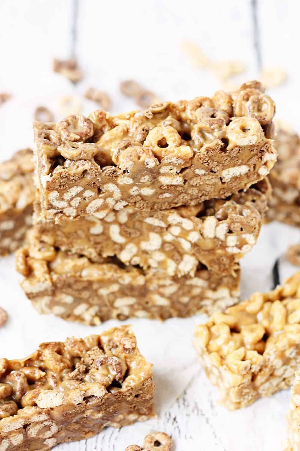 Easy No-Bake Cereal Bars -- Easy no-bake cereal bars take about 5 minutes to make and require only three ingredients: cereal, peanut butter, and honey. Perfect as an on-the-go breakfast or afternoon snack! | #recipes #breakfast