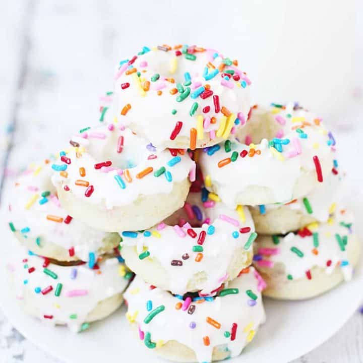 Mini Funfetti Cake Mix Donuts with Vanilla Glaze --Mini funfetti cake mix donuts are the perfect party treat! Topped with a vanilla glaze and colorful sprinkles, these mini donuts from cake mix are not only super cute but also super easy! #donuts #doughnut #cakemix #dessert #funfetti #bakeddonuts #recipe #dessert #cakemixrecipe