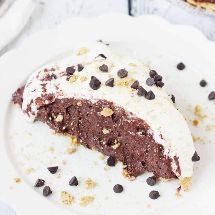 Smores Dream Pie -- This s'mores dream pie might not be the prettiest but it's definitely decadent--graham cracker pie crust, creamy chocolate fudge filling, marshmallow fluff, and a topping of crushed grahams and mini chocolate chips. | halfscratched