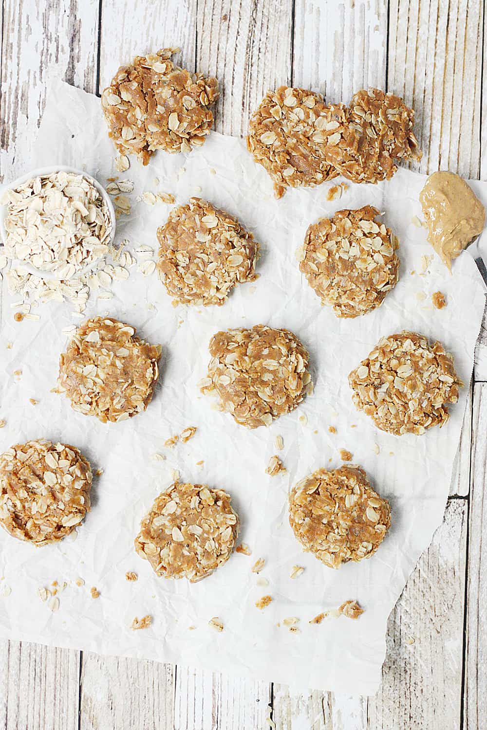 Healthy No-Bake Peanut Butter Oatmeal Protein Cookies --These healthy no bake cookies aren't packed with ingredients (only peanut butter, maple syrup, oatmeal, and vanilla protein) but they are packed with yummy flavor! They are as irresistible as they are easy! #halfscratched #nobake #cookies #healthyrecipe #oatmealcookies #peanutbutter #proteincookies #proteinbites #healthy #snack