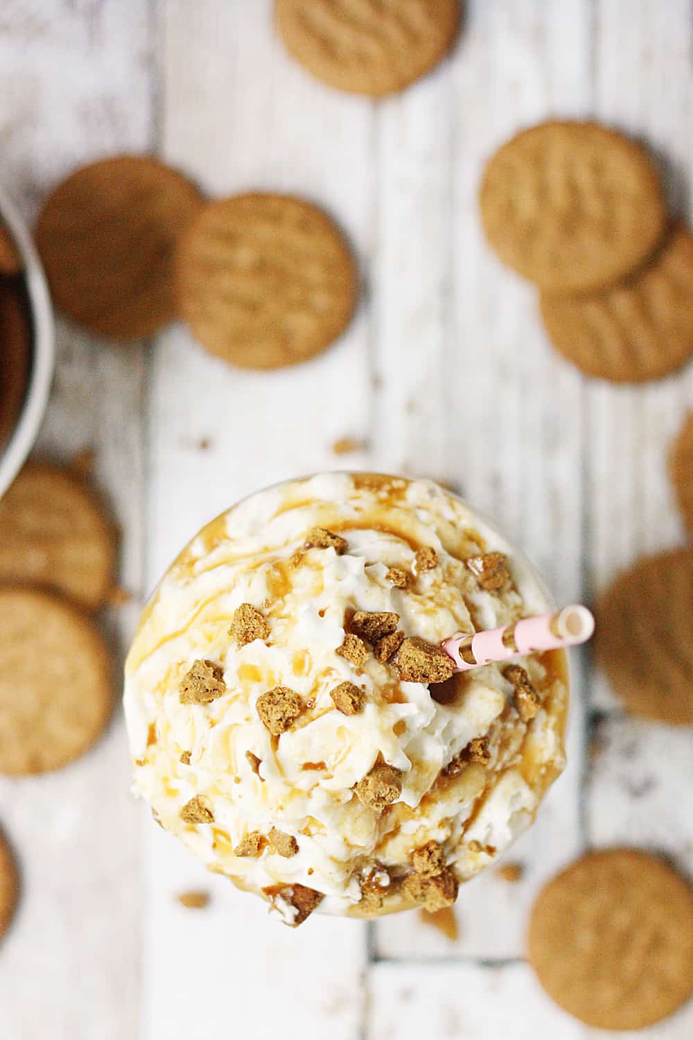 Gingerbread Cookie Cream Frappe -- This gingerbread cookie cream frappe is creamy, frosty, and full of gingerbread and caramel flavor. It's sure to become your new favorite holiday drink!