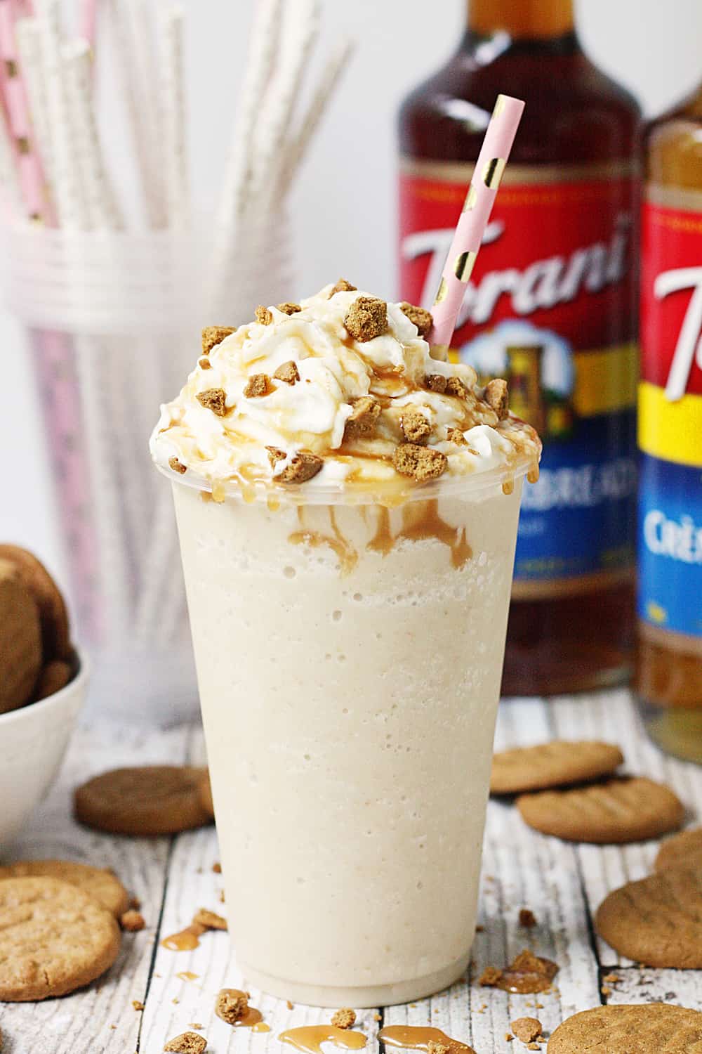 Gingerbread Cookie Cream Frappe -- This gingerbread cookie cream frappe is creamy, frosty, and full of gingerbread and caramel flavor. It's sure to become your new favorite holiday drink!