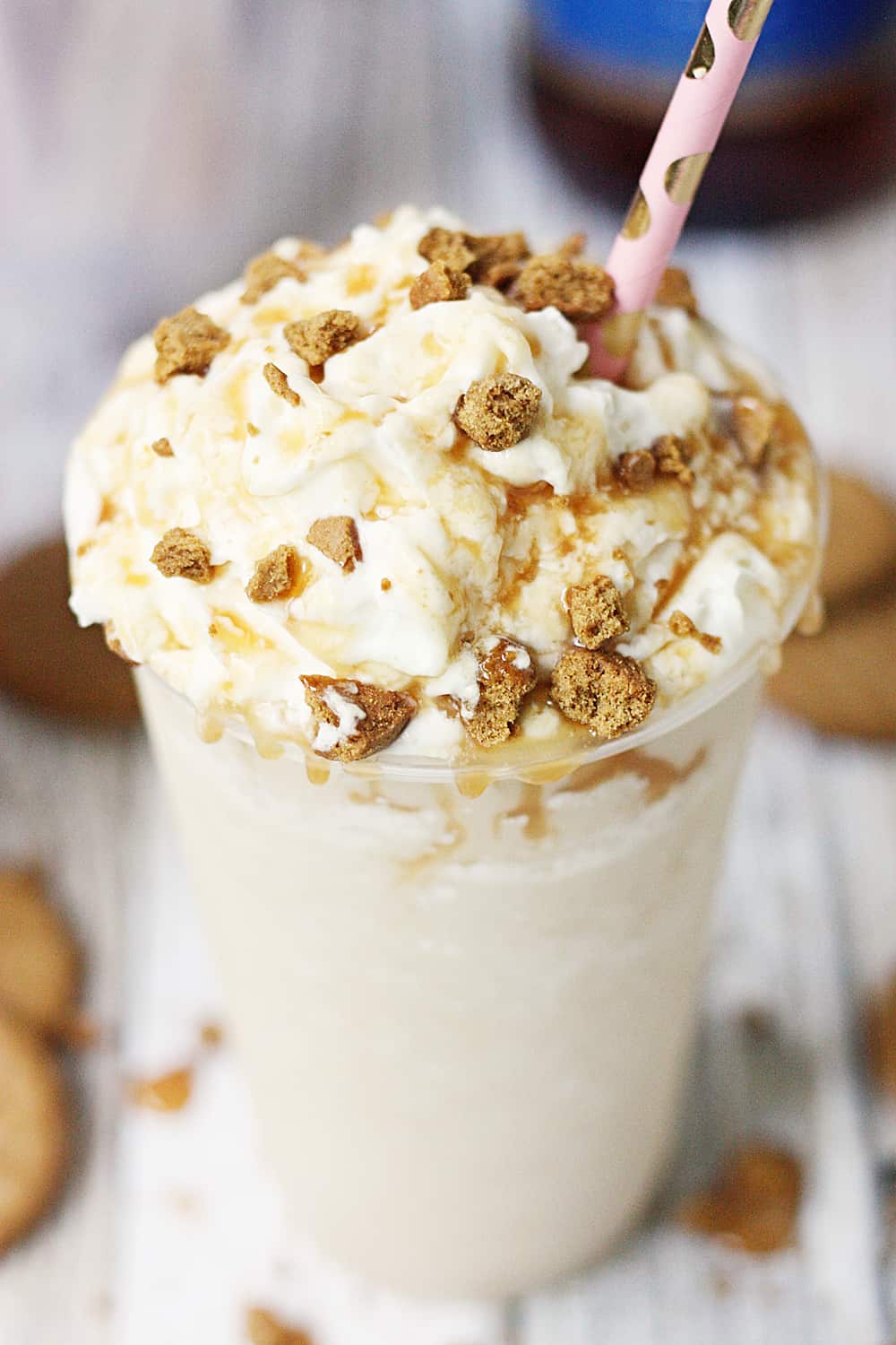 Gingerbread Cookie Cream Frappe -- This gingerbread cookie cream frappe is creamy, frosty, and full of gingerbread and caramel flavor. It's sure to become your new favorite holiday drink!