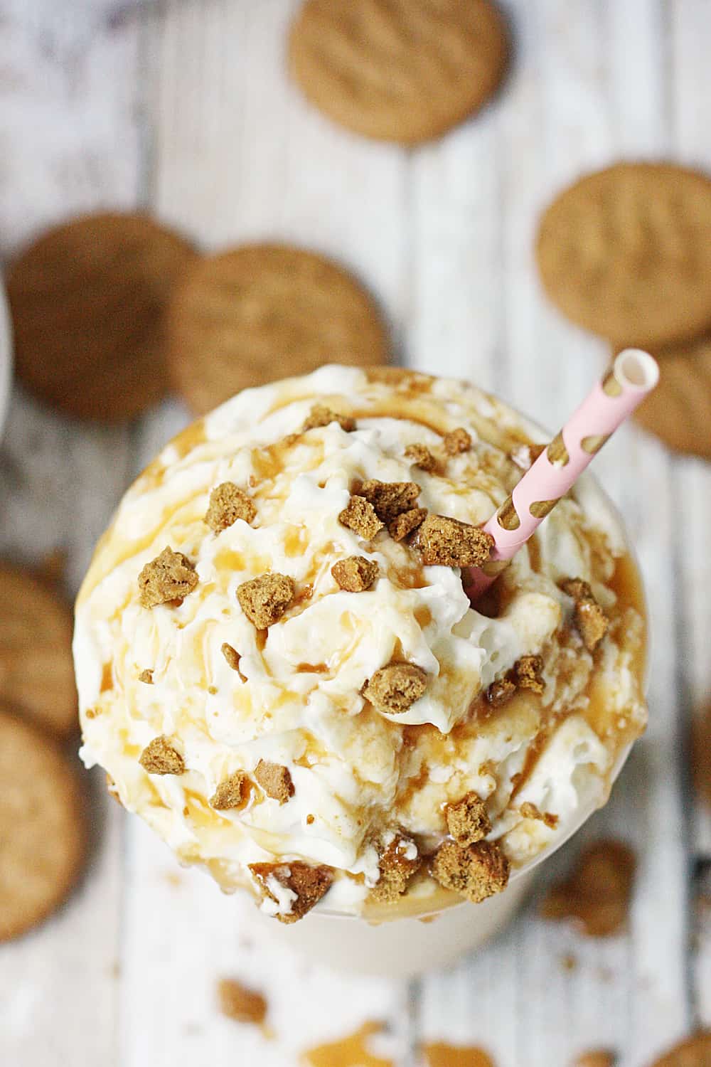 Gingerbread Cookie Cream Frappe -- This gingerbread cookie cream frappe is creamy, frosty, and full of gingerbread and caramel flavor. It's sure to become your new favorite holiday drink!