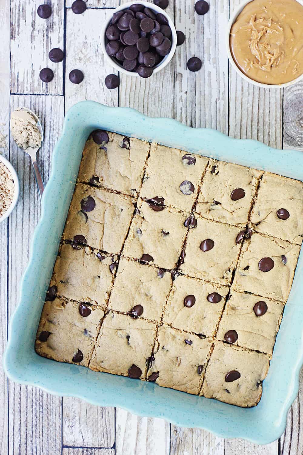 Healthy Peanut Butter Brownies with Dark Chocolate Chips -- These healthy peanut butter brownies are full of peanut butter flavor but not full of sugar and carbs. Dark chocolate chips make them even yummier! #healthy #healthyrecipe #lowcarb #brownies #healthybrownies #baking #healthybaking #halfscratched #peanutbutter #peanutbutterbrownies