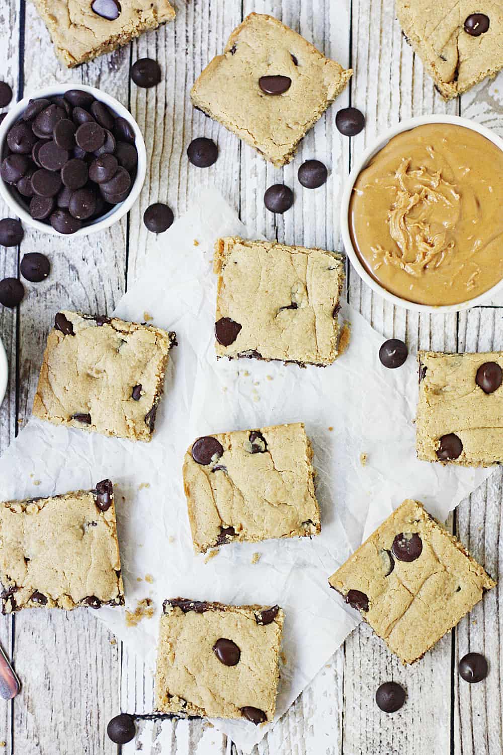 Healthy Peanut Butter Brownies with Dark Chocolate Chips -- These healthy peanut butter brownies are full of peanut butter flavor but not full of sugar and carbs. Dark chocolate chips make them even yummier! #healthy #healthyrecipe #lowcarb #brownies #healthybrownies #baking #healthybaking #halfscratched #peanutbutter #peanutbutterbrownies