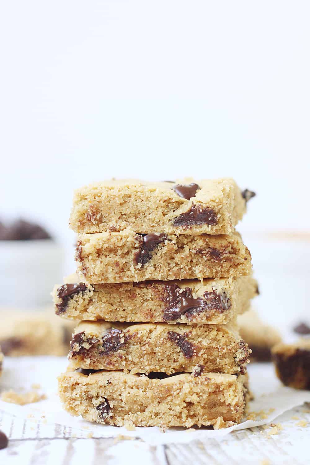 Healthy Peanut Butter Brownies with Dark Chocolate Chips -- These healthy peanut butter brownies are full of peanut butter flavor but not full of sugar and carbs. Dark chocolate chips make them even yummier! #healthy #healthyrecipe #lowcarb #brownies #healthybrownies #baking #healthybaking #halfscratched #peanutbutter #peanutbutterbrownies