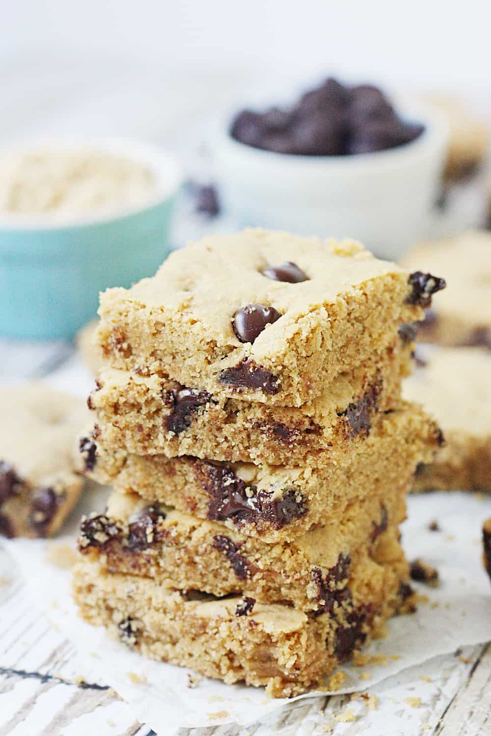 Healthy Peanut Butter Brownies with Dark Chocolate Chips -- These healthy peanut butter brownies are full of peanut butter flavor but not full of sugar and carbs. Dark chocolate chips make them even yummier! #healthy #healthyrecipe #lowcarb #brownies #healthybrownies #baking #healthybaking #halfscratched #peanutbutter #peanutbutterbrownies