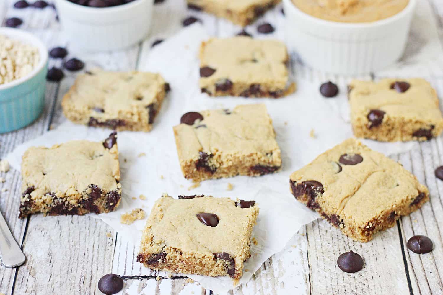 Healthy Peanut Butter Brownies with Dark Chocolate Chips -- These healthy peanut butter brownies are full of peanut butter flavor but not full of sugar and carbs. Dark chocolate chips make them even yummier! #healthy #healthyrecipe #lowcarb #brownies #healthybrownies #baking #healthybaking #halfscratched #peanutbutter #peanutbutterbrownies