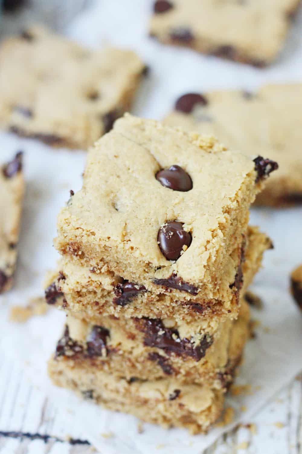 Healthy Peanut Butter Brownies with Dark Chocolate Chips -- These healthy peanut butter brownies are full of peanut butter flavor but not full of sugar and carbs. Dark chocolate chips make them even yummier! #healthy #healthyrecipe #lowcarb #brownies #healthybrownies #baking #healthybaking #halfscratched #peanutbutter #peanutbutterbrownies