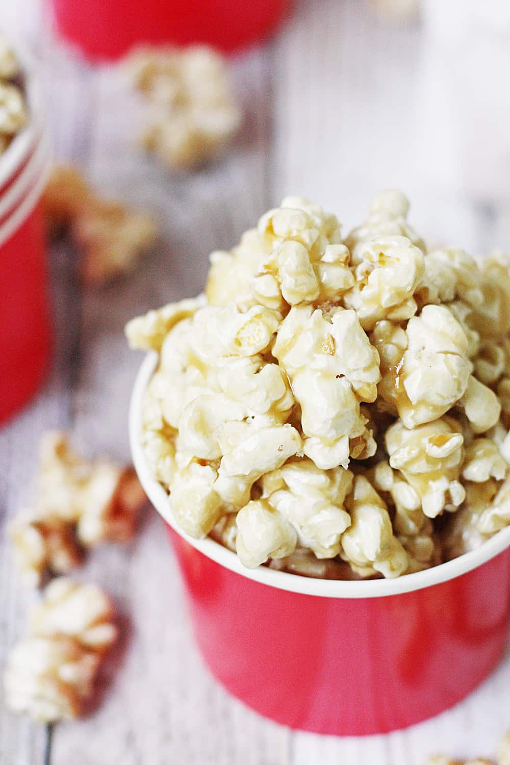 Easy Caramel Popcorn - Who doesn't love a quick, delicious, easy caramel popcorn recipe? The first time you try this easy homemade caramel popcorn, you'll be hooked!