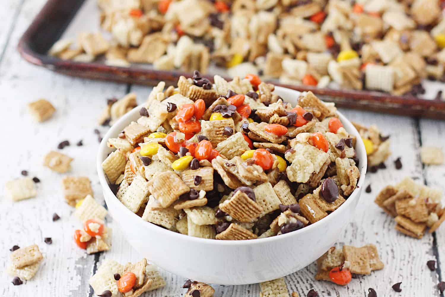 Easy Harvest Chex Mix - Getting your harvest Chex mix fix is easier than you think. Thanks to this easy recipe, that sweet, peanut-buttery fall Chex mix is only a few minutes away!