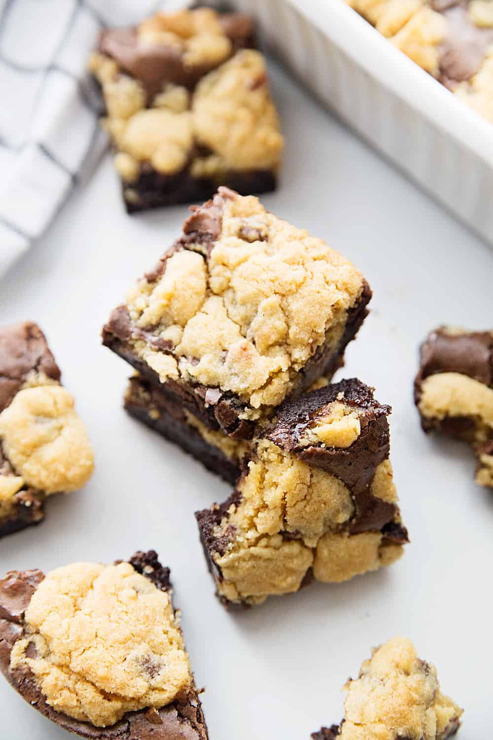 Przepis na łatwe brookies - Masz ochotę na partię świeżo upieczonych brookies? Zaspokój poważne pragnienia związane z brownie i ciasteczkami dzięki łatwemu przepisowi na ciasteczka. Twój słodki ząb będzie Ci wdzięczny! #brookies #cookies #brownies #chocolate #baking #dessert #halfscratched