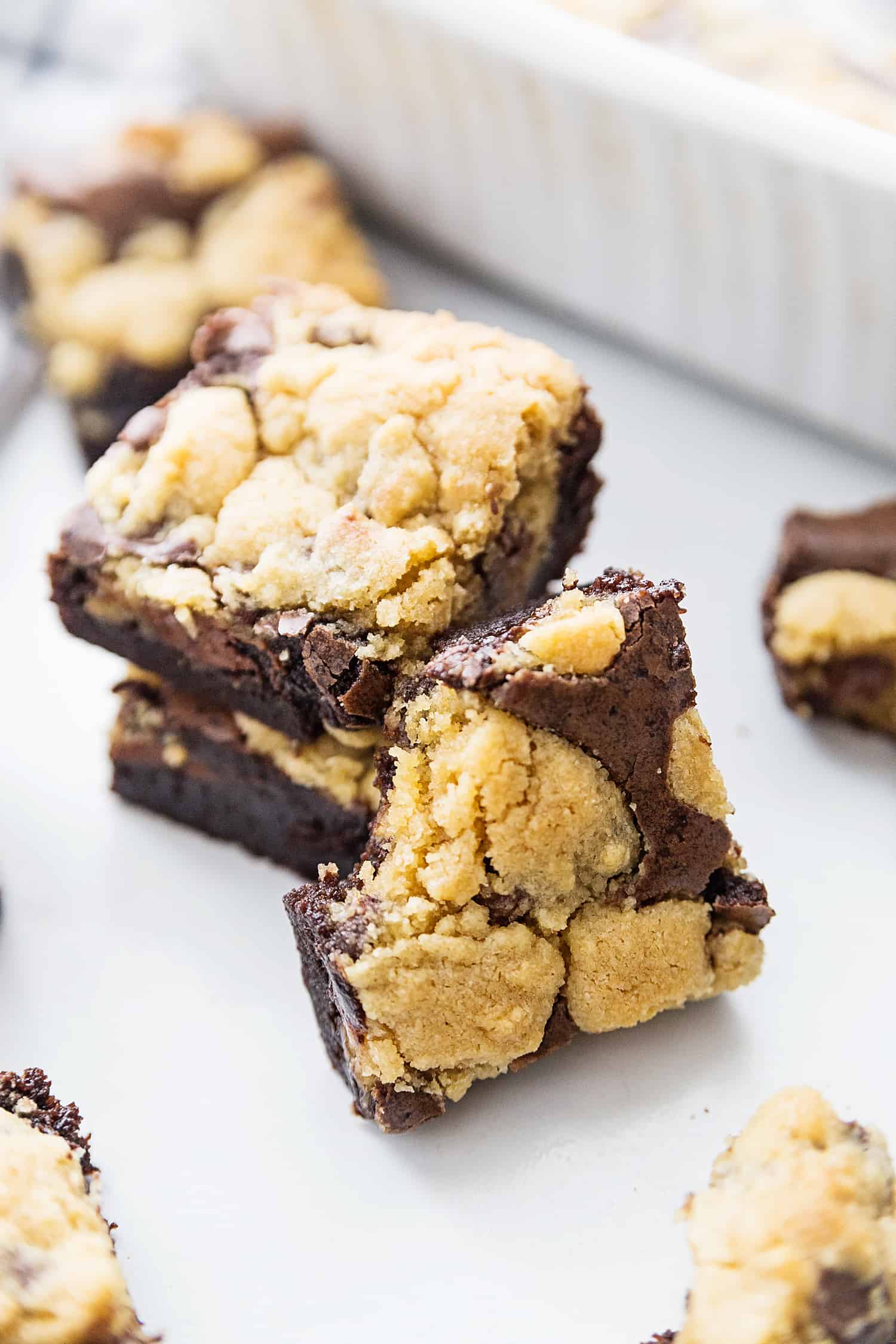 Ricetta facile dei Brookies - Voglia di una partita di brookies appena sfornati? Soddisfa la voglia di brownie e biscotti con una ricetta facile di brookies. Il tuo dente dolce ti ringrazierà! #brookies #cookies #brownies #chocolate #baking #dessert #halfscratched