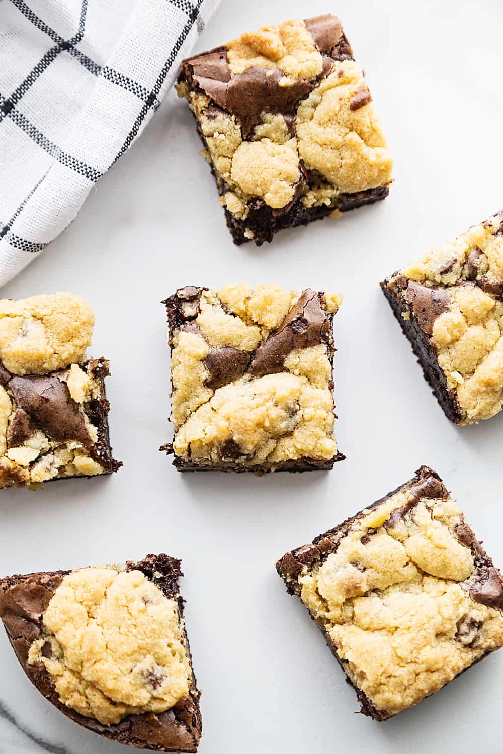 Ricetta facile dei Brookies - Voglia di un'infornata di brookies appena sfornati? Soddisfa la voglia di brownie e biscotti con una ricetta facile di brookies. Il tuo dente dolce ti ringrazierà! #brookies #cookies #brownies #chocolate #baking #dessert #halfscratched