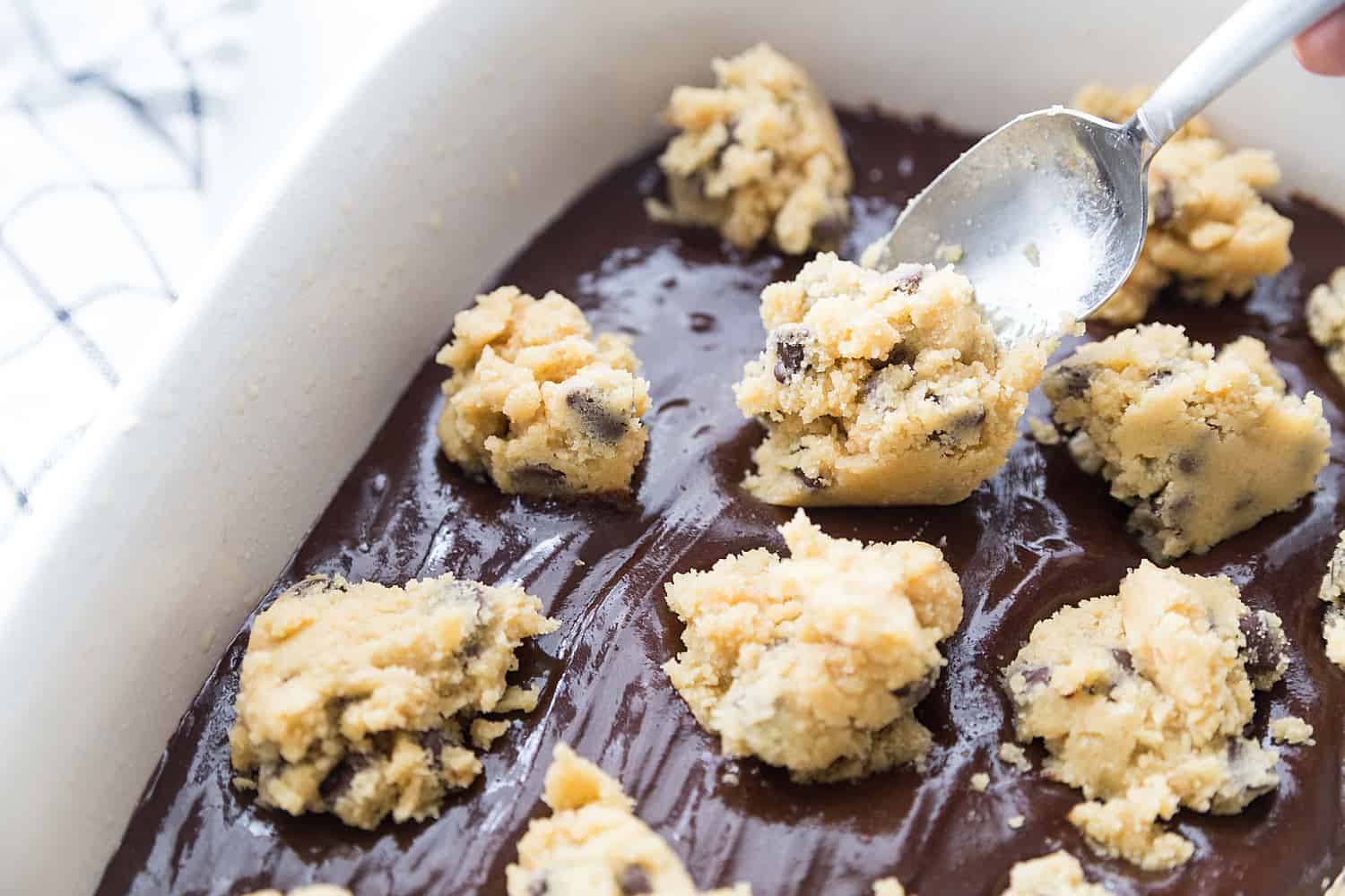 Przepis na łatwe brookies - Masz ochotę na partię świeżo upieczonych brookies? Zaspokój poważne pragnienia związane z brownie i ciasteczkami dzięki łatwemu przepisowi na brookies. Twój słodki ząb będzie Ci wdzięczny! #brookies #cookies #brownies #chocolate #baking #dessert #halfscratched