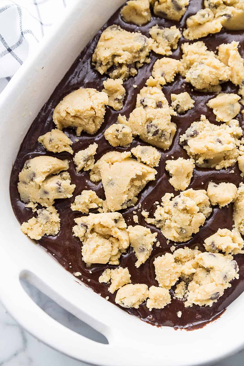 Przepis na łatwe brookies - Masz ochotę na partię świeżo upieczonych brookies? Zaspokój poważne pragnienia związane z brownie i ciasteczkami dzięki łatwemu przepisowi na brookies. Twój słodki ząb będzie Ci wdzięczny! #brookies #cookies #brownies #chocolate #baking #dessert #halfscratched