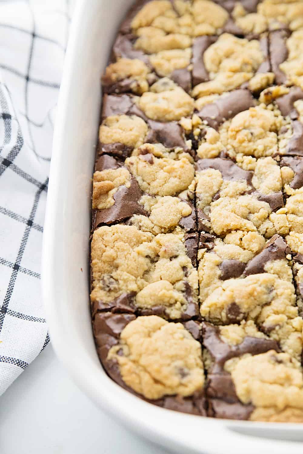 Przepis na łatwe brookies - Masz ochotę na partię świeżo upieczonych brookies? Zaspokój poważne pragnienia związane z brownie i ciasteczkami dzięki łatwemu przepisowi na ciasteczka. Twój słodki ząb będzie Ci wdzięczny! #brookies #cookies #brownies #chocolate #baking #dessert #halfscratched