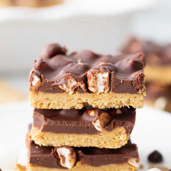 No Bake Peanut Butter S'mores Bars - No bake peanut butter s'mores bars have all the flavors and textures you could want in a chocolate, peanut buttery no-bake dessert! #smores #dessert #nobakedessert #nobake #halfscratched #chocolatepeanutbutter #peanutbutter #easyrecipe #baking