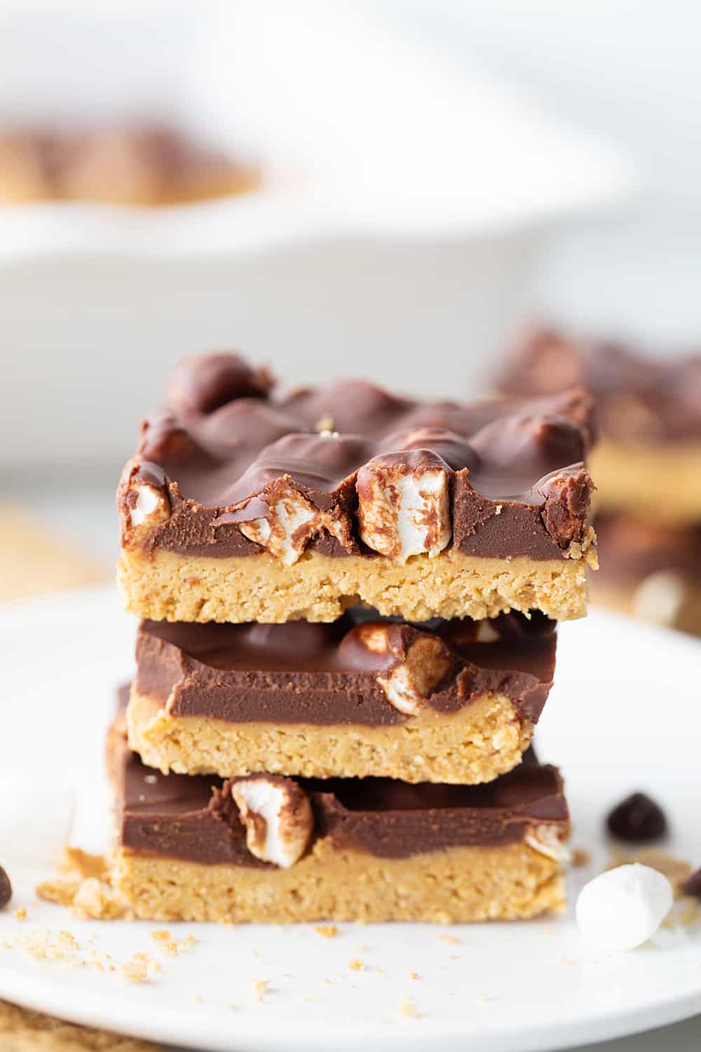 No Bake Peanut Butter S'mores Bars - No bake peanut butter s'mores bars have all the flavors and textures you could want in a chocolate, peanut buttery no-bake dessert! #smores #dessert #nobakedessert #nobake #halfscratched #chocolatepeanutbutter #peanutbutter #easyrecipe #baking